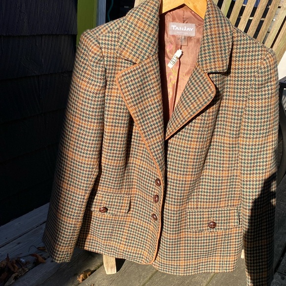 Freshly dry cleaned Tan Jay blazer - Picture 1 of 2